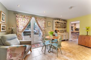 Lounge/Diner- click for photo gallery
